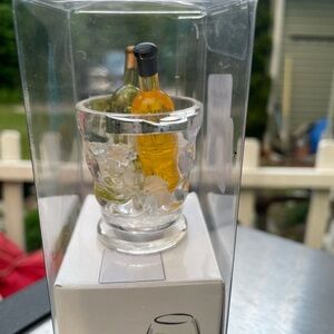 Acrylic bottle topper